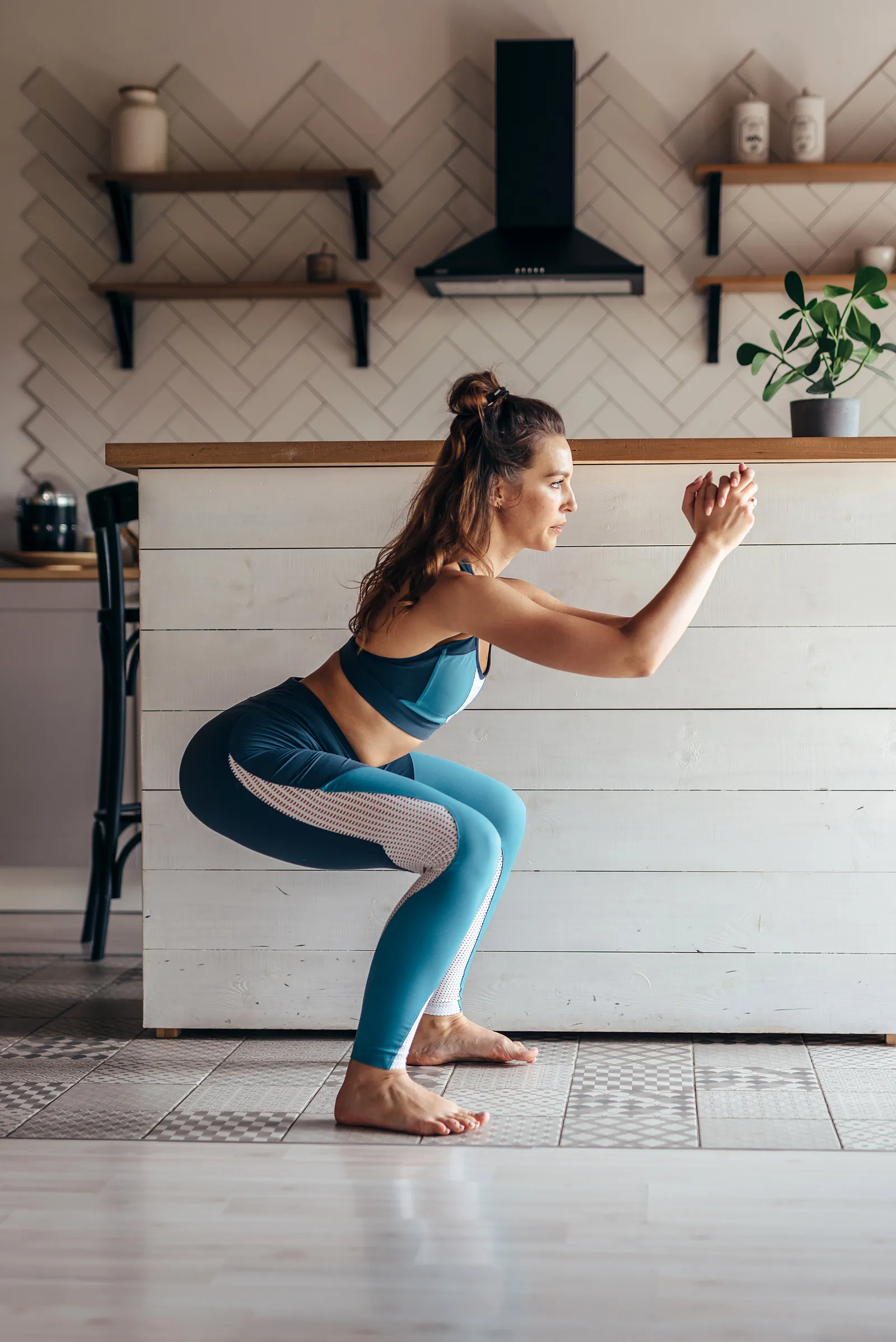 Mujer entrenando una sentadilla con su propio peso