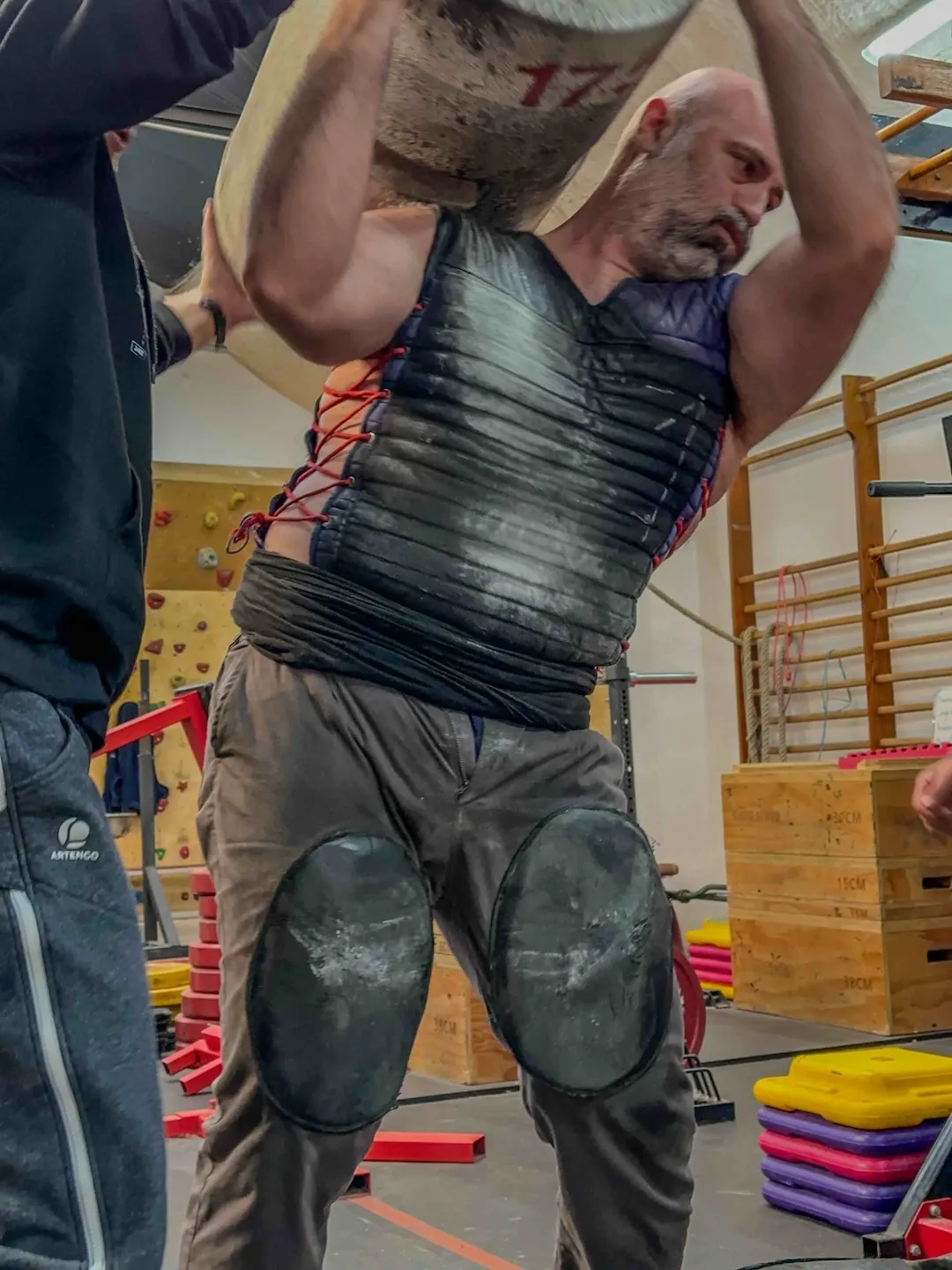 Levantador de piedra vasca durante un entrenamiento