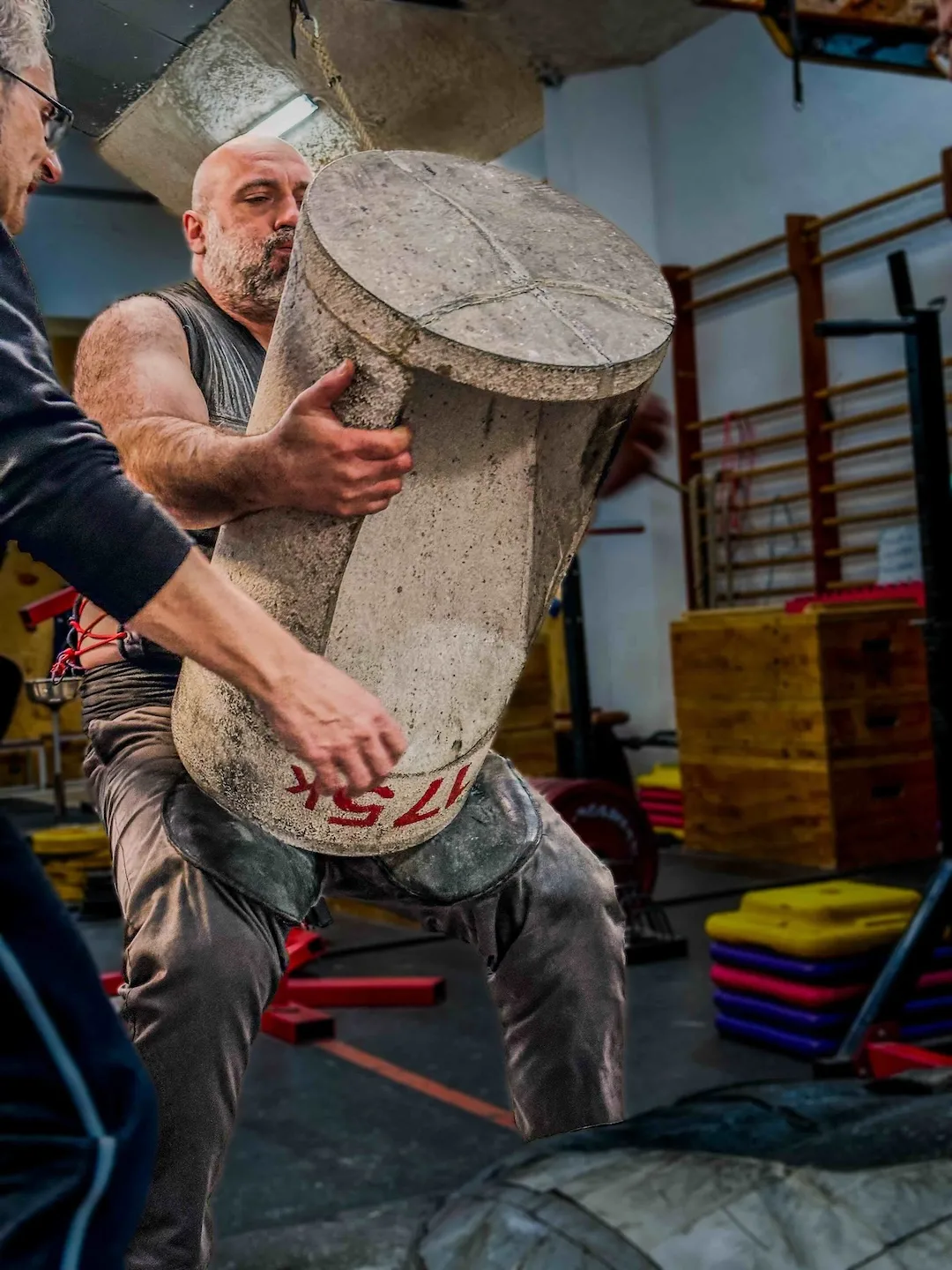 Deportista levantando una piedra vasca en ALFA Club Deportivo